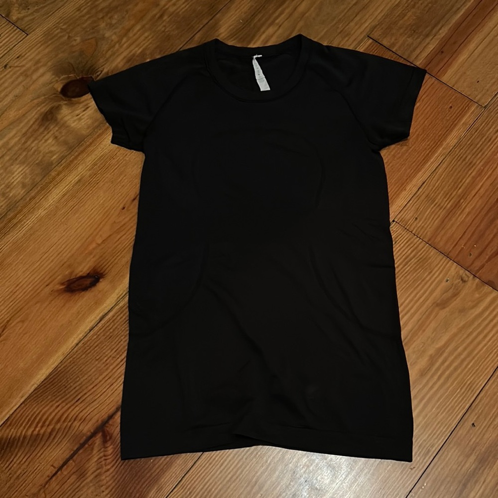 LULULEMON SIZE 6 BLACK SHORT SLEEVE SHIRT